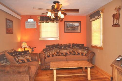 Lodge Restmore Inn & Cabin Rentals