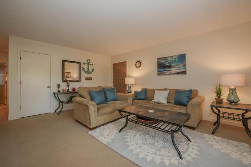 2339 Racquet Club Villas