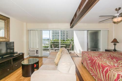 Ilikai Tower 527 Yacht Harbor View 1br