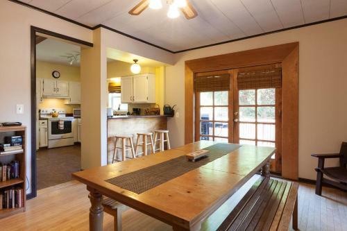 Heartbreak-rvr/mt View-4br/2ba