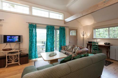 Tree House-river View-2br/1ba