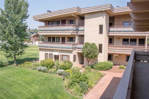 Christophe Condo With Pool And View Of Mt