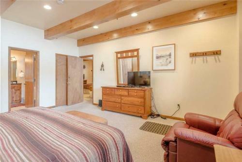 Christophe Condo With Pool And View Of Mt