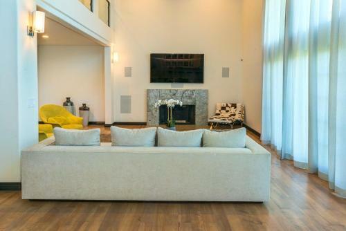 Breathtaking Spanish Villa In Hollywood Hills