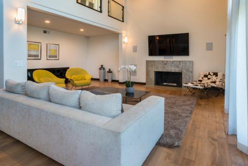 Breathtaking Spanish Villa In Hollywood Hills