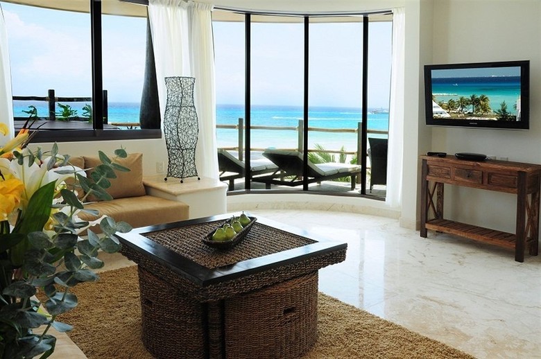 El Taj Ocean Front And Beachside Condo Hotel