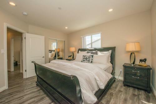 Glamorously Furnished Hollywood Home - Central