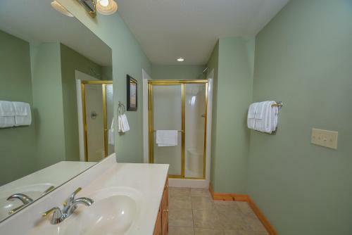 Mountain Top Lodge Four-bedroom Holiday Home