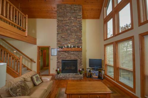 Mountain Top Lodge Four-bedroom Holiday Home