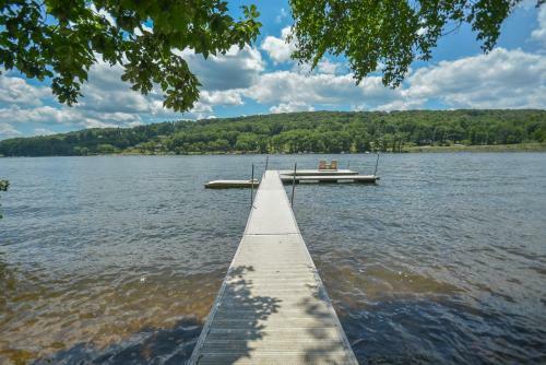 Lakeside Dreamin' Four-bedroom Holiday Home