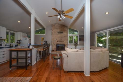 Lakeside Dreamin' Four-bedroom Holiday Home