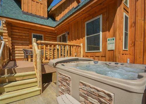 Big Log Lodge Four-bedroom Holiday Home