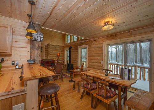 Big Log Lodge Four-bedroom Holiday Home