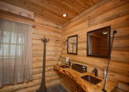 Big Log Lodge Four-bedroom Holiday Home