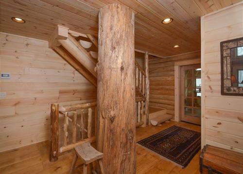 Big Log Lodge Four-bedroom Holiday Home