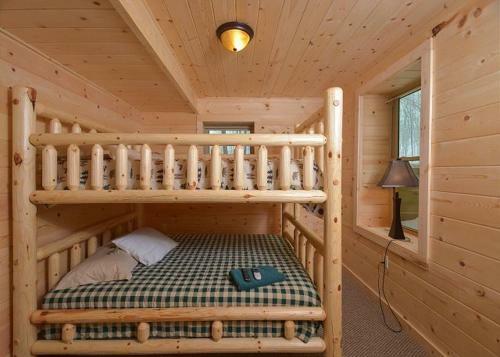 Big Log Lodge Four-bedroom Holiday Home