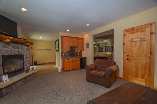 Cozy Bear Chalet Four-bedroom Holiday Home