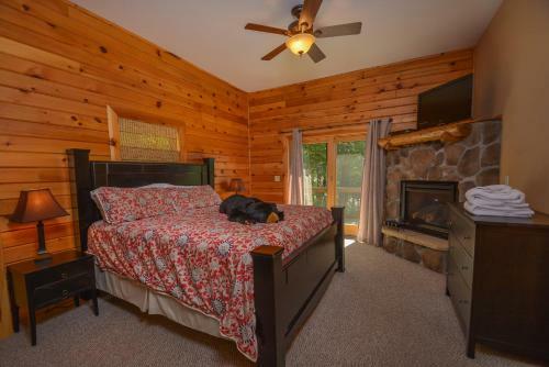 Cozy Bear Chalet Four-bedroom Holiday Home