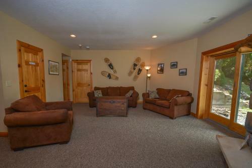 Cozy Bear Chalet Four-bedroom Holiday Home