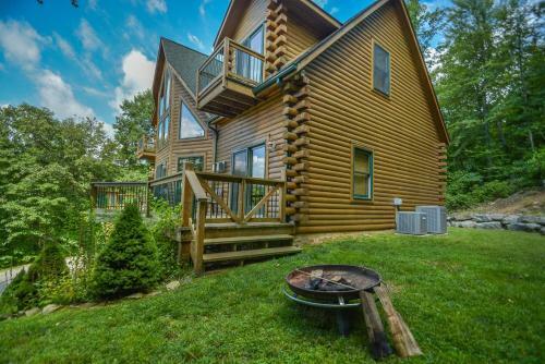 Cozy Bear Chalet Four-bedroom Holiday Home