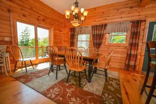 Cozy Bear Chalet Four-bedroom Holiday Home