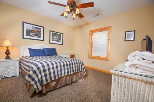 Cozy Bear Chalet Four-bedroom Holiday Home