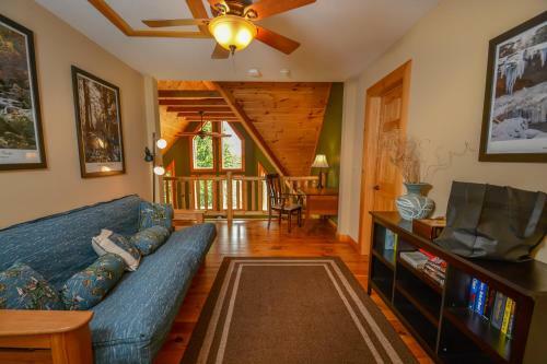 Cozy Bear Chalet Four-bedroom Holiday Home