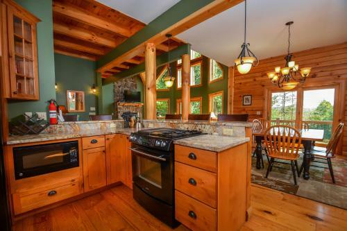 Cozy Bear Chalet Four-bedroom Holiday Home