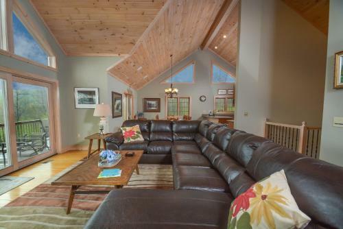 Glass Mountain Lodge Five-bedroom Holiday Home