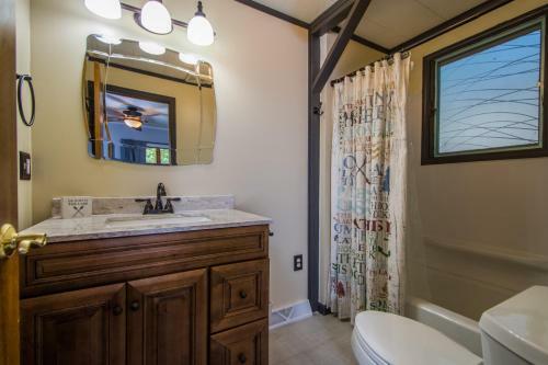 Lake Love Four-bedroom Holiday Home