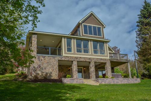 Lake Stone Manor Five-bedroom Holiday Home