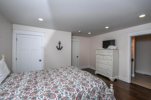 Lake Stone Manor Five-bedroom Holiday Home