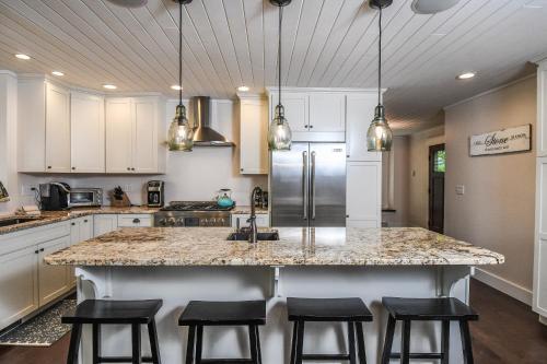 Lake Stone Manor Five-bedroom Holiday Home