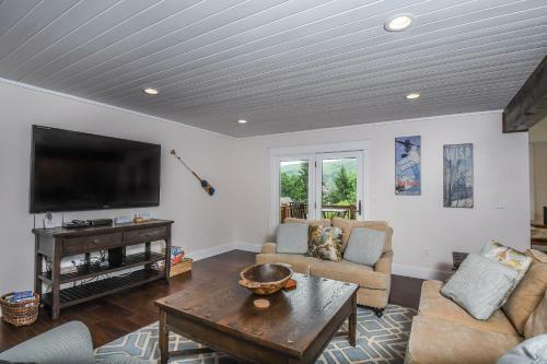 Lake Stone Manor Five-bedroom Holiday Home