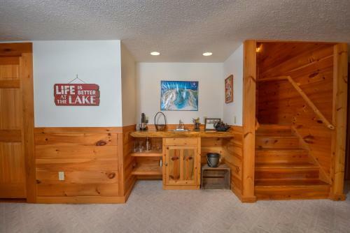 Old Bruin's Den Four-bedroom Holiday Home