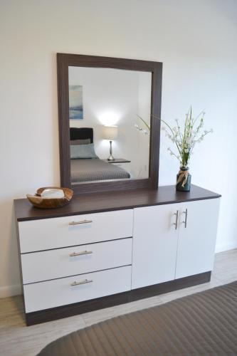 Apartamento Alhambra View | 2 Bedroom | 4th Flr 02