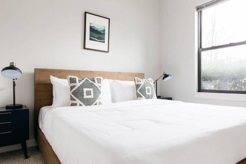 Hillsboro Village 2 Bedroom Apartment