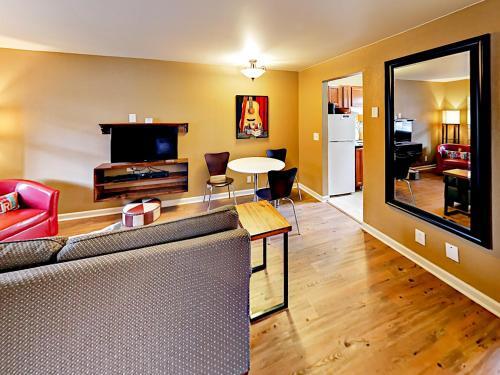Landmark Mcmillin Court Apartment 1