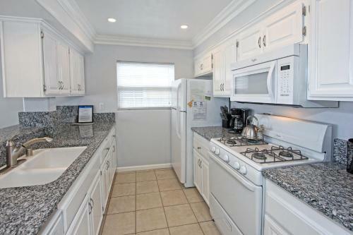 1404 W Ocean Front A (68165)