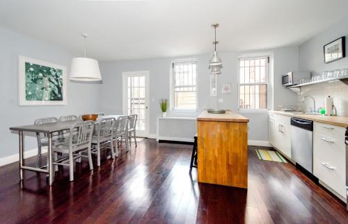 8 Bedroom Midtown Townhouse- Sleeps 16