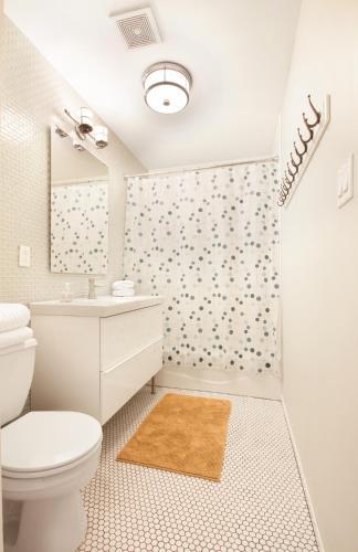 8 Bedroom Midtown Townhouse- Sleeps 16