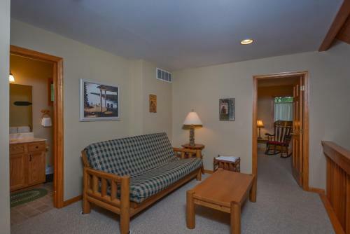 Lake House Four-bedroom Holiday Home