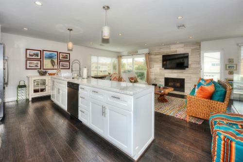 2402o - 875413 Modern Silverstrand Oasis
