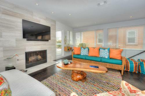 2402o - 875413 Modern Silverstrand Oasis