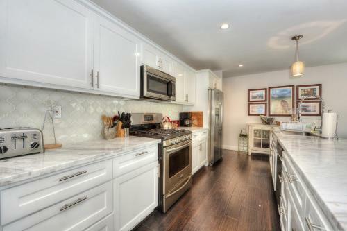 2402o - 875413 Modern Silverstrand Oasis