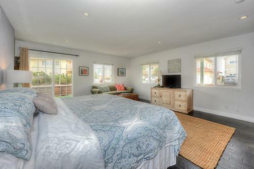 2402o - 875413 Modern Silverstrand Oasis