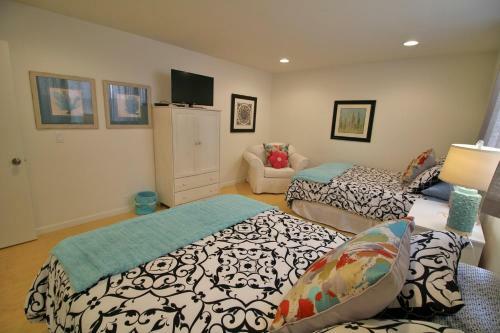 3612o - 499025 Hollywood Beach Inboard Home