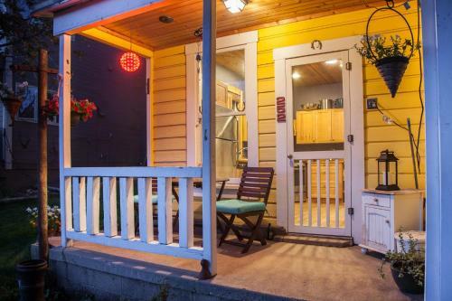 The Yellow House -two Bedroom Home - Old Town
