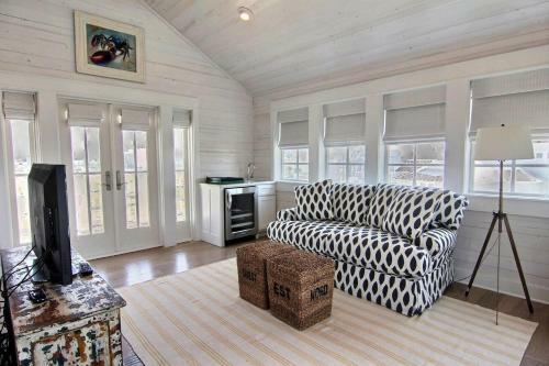 Cinnamon Shore- Beachy Keen 252 Be