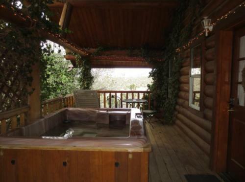 Apartamento Log Cabin At Lynx Creek Farm